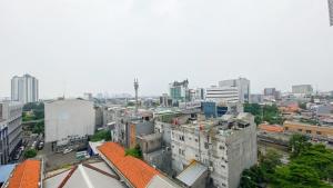 ジャカルタにあるLuxury 2BR at 8th Floor Menteng Square Apartment By Travelioの建物のある都市の航空写真