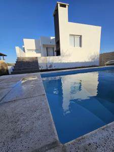 una piscina frente a una casa en CountryHome Tierra Alta, en Villa San Nicolás