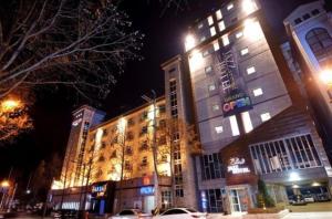 全州市Jeonju Jazz Around Hotel的城市的一座建筑,晚上有灯光