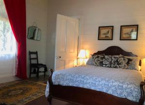 Original 1895 cottage with magnificent uninterrupted views of valley客房内的一张或多张床位