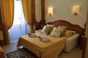 ein Schlafzimmer mit einem Bett mit zwei Teddybären darauf in der Unterkunft Rome Imperial Crown in Rom