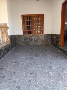 カラルカにあるCasahotelnapolesの石壁と窓のある空間