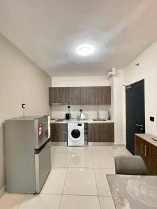スバン・ジャヤにあるEdumetro A30 2 Bedroom Subang Sunway By MICASA GROUPのキッチン(冷蔵庫、洗濯機付)