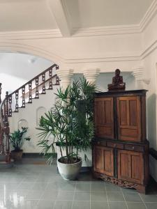 Habitación con escalera y maceta. en Blue Swan Inn, en Unawatuna