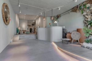 una hall con una zona di attesa con piante sul muro di Ningxia Light a Wujie