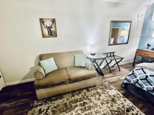 Ένα ή περισσότερα κρεβάτια σε δωμάτιο στο Creature Comforts Suite-Private Hot Tub-Sleeps 2