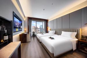 Postel nebo postele na pokoji v ubytování Mehood Elegant Hotel Guangzhou Ersha Island Pearl River Night Tour - Complimentary Shuttle Bus between hotel to Canton Fair Complex during Canton Fair