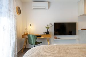 Televisyen dan/atau pusat hiburan di Charming Studio for 2 in the Central City