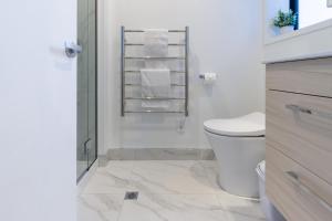Bilik mandi di Charming Studio for 2 in the Central City +18 gambar