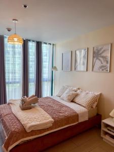 a bedroom with a large bed with towels on it at Cozy 1BR Condo with Uptown Mall View - BGC Zen Suite in Manila