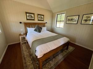 布洛克The Cabin at Rocklee Grove的房间里有一张大床的卧室