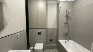 アルマトイにあるЖК Ала паркのトイレ、浴槽、洗面台を備えたバスルーム +9枚の写真