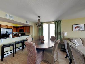 Una cocina y un comedor con mesa y sillas. en Sea Dunes #401, en Fort Walton Beach