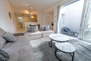 HiraraMiyako Beach Resort的带沙发和两张桌子的客厅