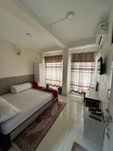 מיטה או מיטות בחדר ב-Om Bramha Hotel