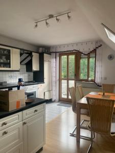 Kuchyň nebo kuchyňský kout v ubytování Kleines Dachzimmer mit Balkon