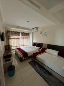 מיטה או מיטות בחדר ב-Om Bramha Hotel