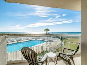 Un balcón con vista a la piscina y al océano. en Regency Towers #708 West, en Pensacola Beach