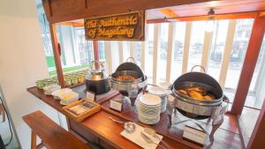 un buffet con cibo su un tavolo in un ristorante di Front One Resort Magelang a Magelang