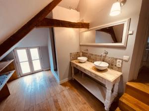 a bathroom with two sinks on a wooden counter at Maison Albuconis, 3 chambres 150m2 avec piscine en centre ville in Aubusson +22 photos