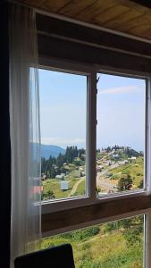 GomiにあるGiglas gethauseの緑地の景色を望む窓