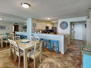 Köök või kööginurk majutusasutuses Hidden Dunes Gulfside #A805