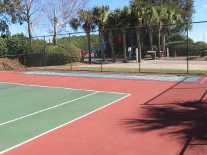 Fasilitas tenis dan/atau squash di Changes In Latitude