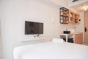 Μια τηλεόραση ή/και κέντρο ψυχαγωγίας στο Warm and Simply Studio at Tokyo Riverside PIK 2 Apartment By Travelio