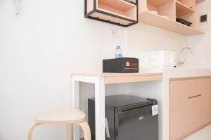 Η κουζίνα ή μικρή κουζίνα στο Warm and Simply Studio at Tokyo Riverside PIK 2 Apartment By Travelio