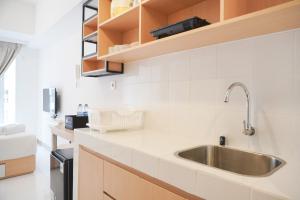 Η κουζίνα ή μικρή κουζίνα στο Warm and Simply Studio at Tokyo Riverside PIK 2 Apartment By Travelio +10 φωτογραφίες