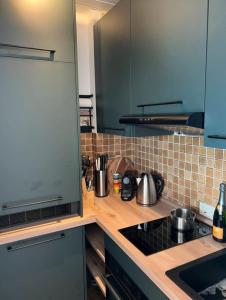 Ferienwohnung Joschko في وينتربرغ: مطبخ مع كونتر توب مع فرن علوي +10 صور