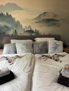 Ferienwohnung Joschko في وينتربرغ: غرفة نوم بسريرين بيض مع لوحة على الحائط