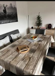 Ferienwohnung Joschko في وينتربرغ: طاولة خشبية فوقها وعاء من الفواكه