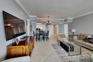 una sala de estar con un sofá y una mesa en Silver Shells, en Destin