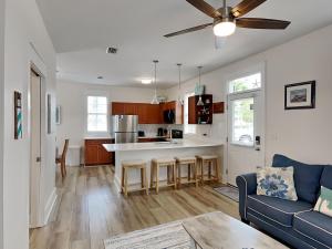Η κουζίνα ή μικρή κουζίνα στο Bungalows at Seagrove #132 - Kruks Fanta Sea