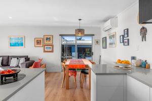 O bucătărie sau chicinetă la 19th Hole Getaway - Mangawhai Holiday Home