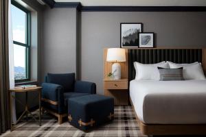 布鲁姆菲尔德因特洛肯欧尼酒店的一间酒店房间，里面有一张床和一把椅子