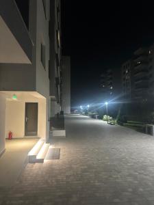 an empty parking lot at night with street lights at Love Room Secret-private jacuzzi spa & cinéma Bucuresti in Voluntari