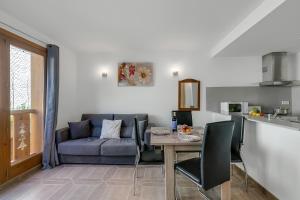 エル・タルテルにあるEl Tarter Ski Apartment for Families - Happy Rentalsのテーブルとソファのあるリビングルーム