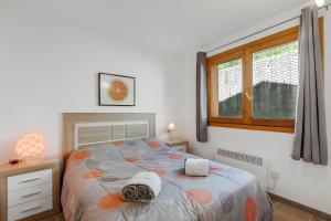 エル・タルテルにあるEl Tarter Ski Apartment for Families - Happy Rentalsのベッドと窓のある寝室