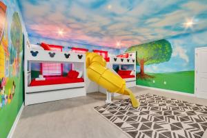 Tempat tidur dalam kamar di Mickey's Retreat /Pool With Water Slide/ Game Room