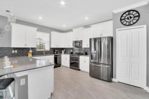 Dapur atau dapur kecil di Mickey's Retreat /Pool With Water Slide/ Game Room