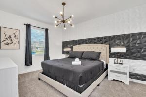 Tempat tidur dalam kamar di Mickey's Retreat /Pool With Water Slide/ Game Room