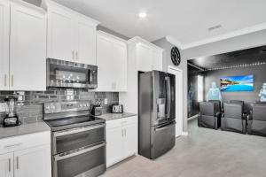 Dapur atau dapur kecil di Mickey's Retreat /Pool With Water Slide/ Game Room