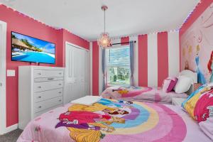 Tempat tidur dalam kamar di Mickey's Retreat /Pool With Water Slide/ Game Room