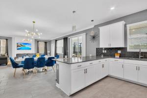 Dapur atau dapur kecil di Mickey's Retreat /Pool With Water Slide/ Game Room