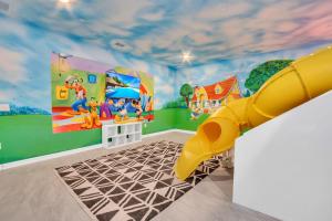 Kid's club di Mickey's Retreat /Pool With Water Slide/ Game Room