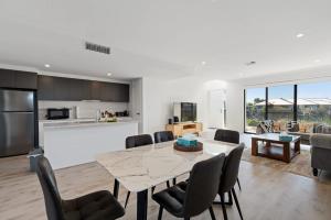 Una cocina y una sala de estar con mesa y sillas. en 4-13 Central Dr Victor Harbor-No Linen Included, en Victor Harbor