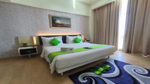 Ένα ή περισσότερα κρεβάτια σε δωμάτιο στο Whiz Prime Hotel Sudirman Cilacap