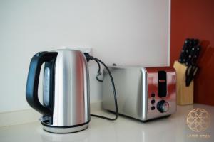 a toaster and toaster sitting on a kitchen counter at Greenwich Luxury near WharfTrainCBD steps to Sea in Sydney